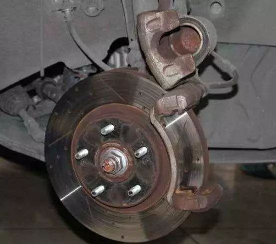 开了1000公里新刹车片还是异响,新款宝马x1更换前刹车片后有异响