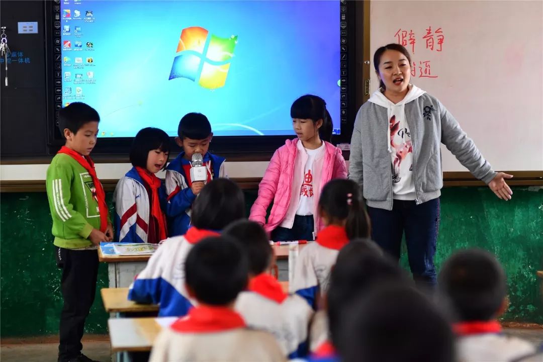 一群外来人带着「梦想」的旅行箱，打破了山娃娃们的平静生活……