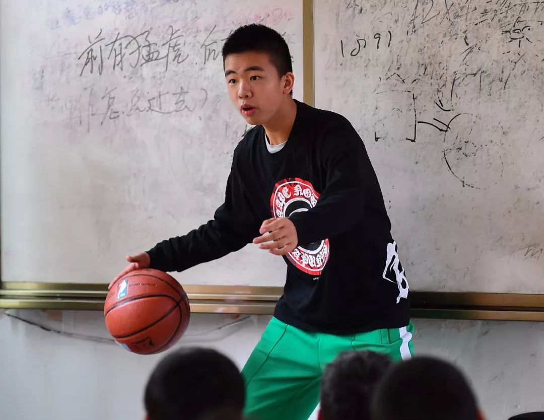 一群外来人带着「梦想」的旅行箱，打破了山娃娃们的平静生活……