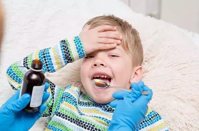 如何正确给婴儿喂药的方法,婴儿喂药的正确姿势和方法