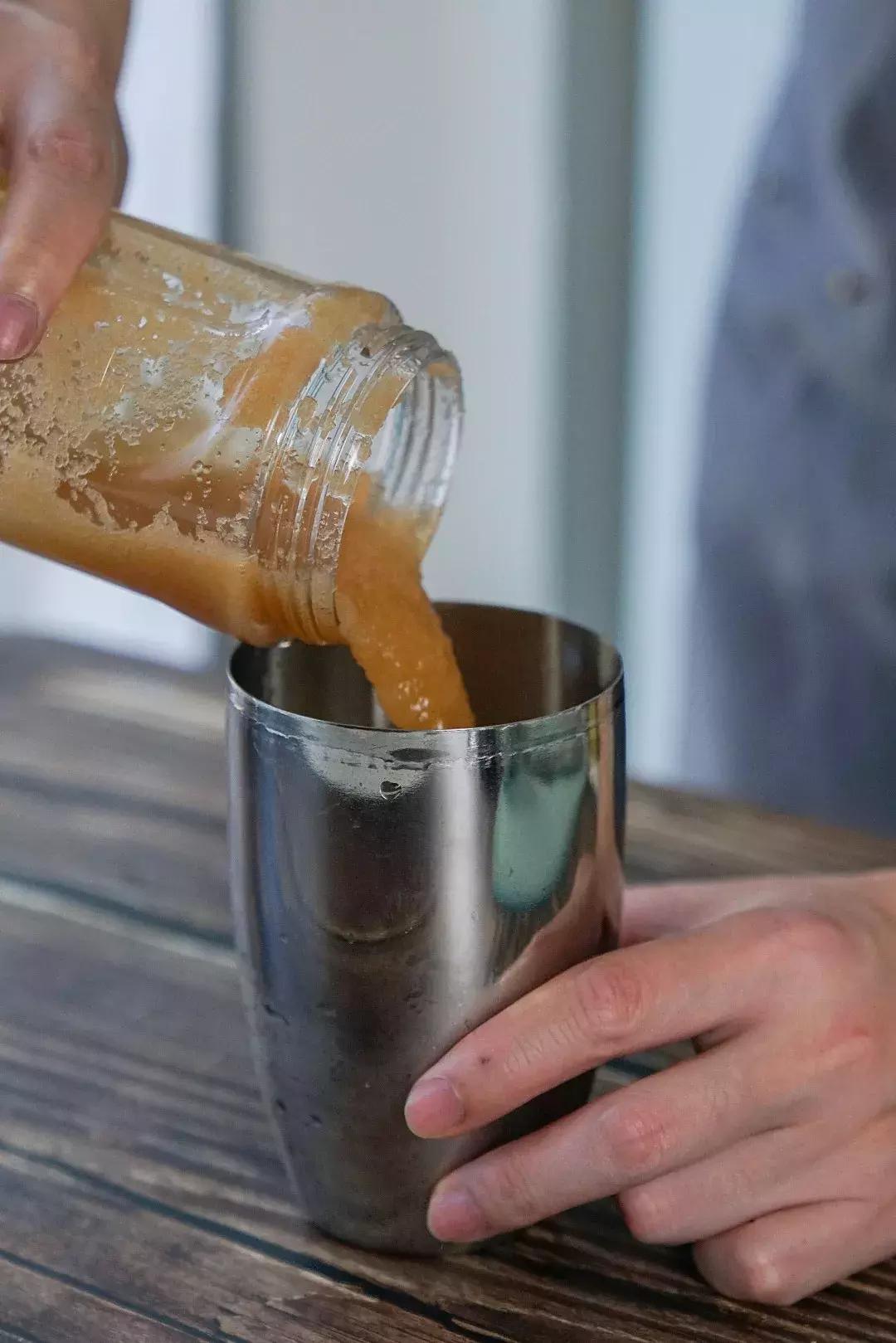 工作累了喝一杯小酒,上班这么辛苦还要回家做饭