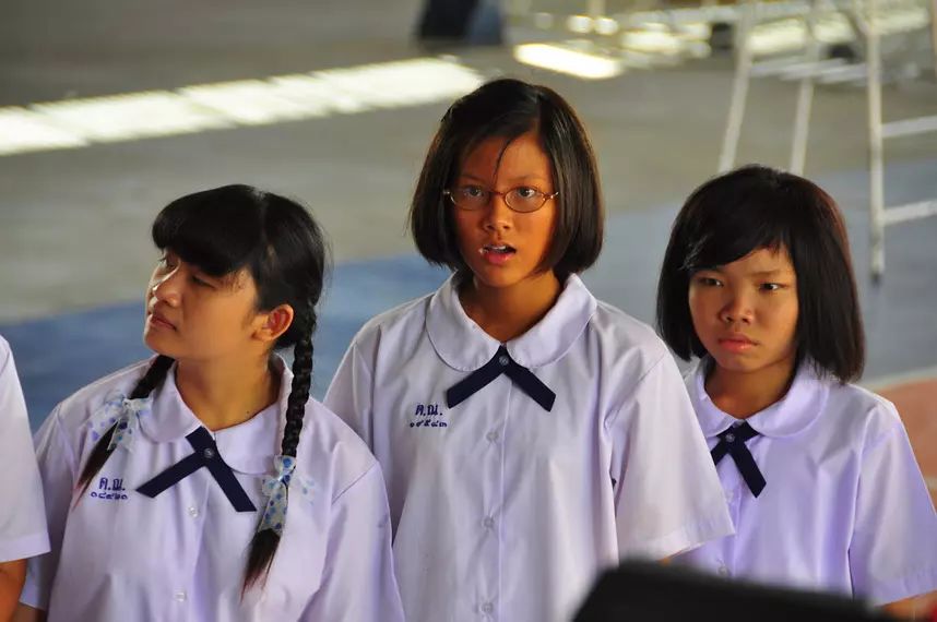 女孩为了心爱的王子，从丑小鸭变成白天鹅，男孩却选择了爱情