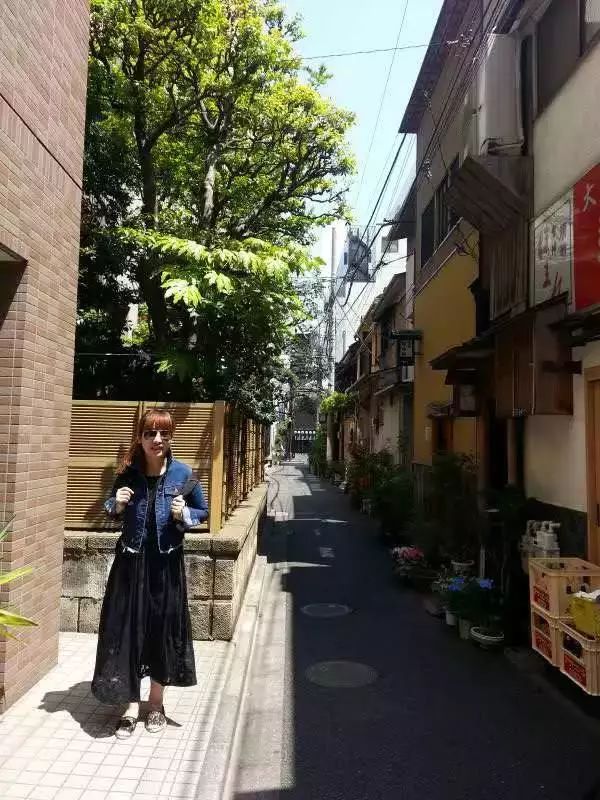 初中毕业白手起家年入10亿,毕业5年存款仅1000