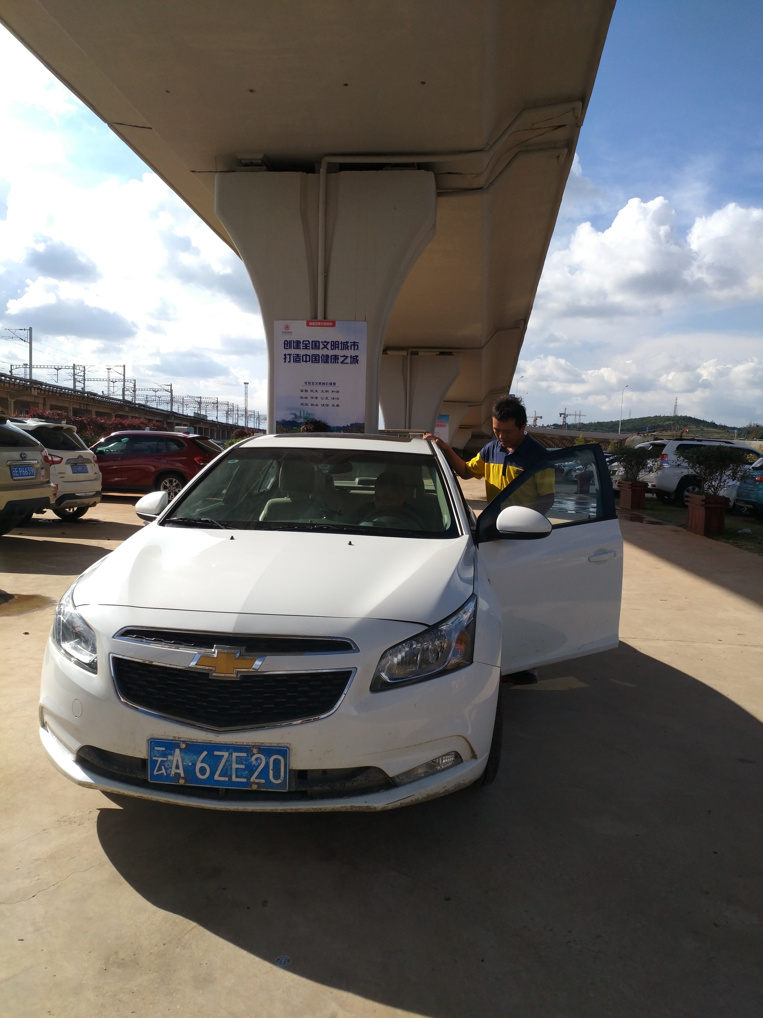 租车自驾多少钱一天,云南5天游租车划算吗