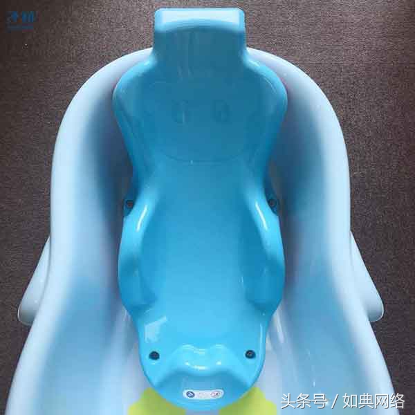 九个月大的宝宝洗澡老是哭闹,三个月婴儿洗澡哭闹怎么回事