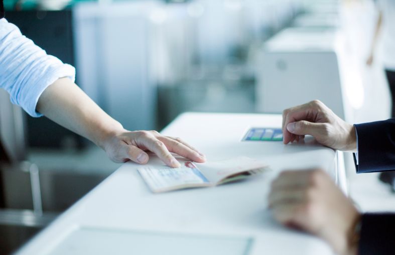 在国外免税被抓会被判几年,美国华人查税被处罚的案例