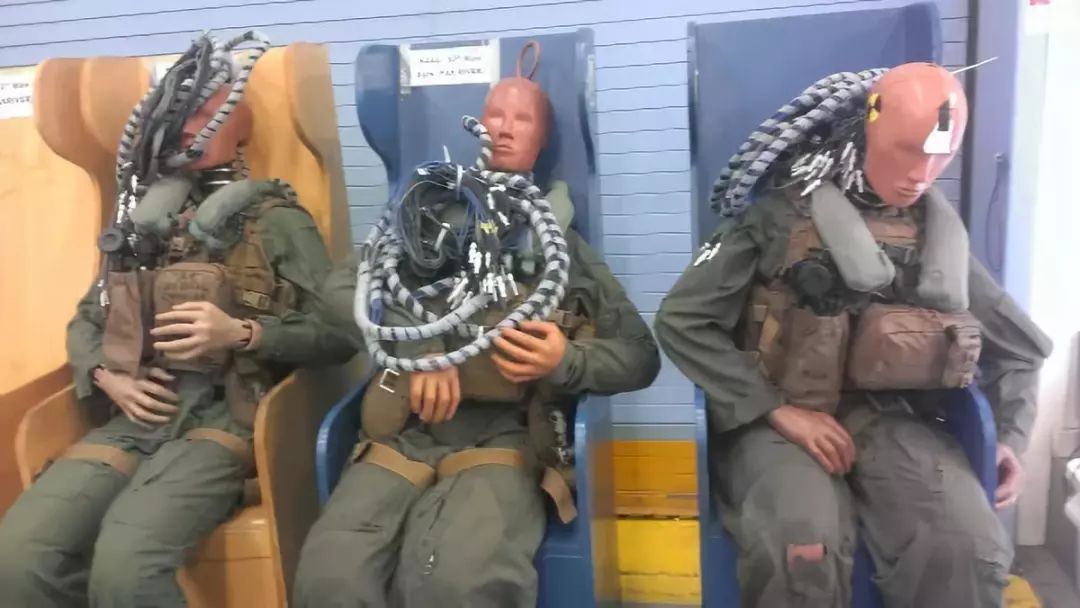 什么姿势摔下来容易骨折,什么姿势摔不疼