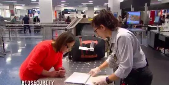 中国大妈出国探望儿子，行李箱被打开的那一刻，所有人都惊呆了！