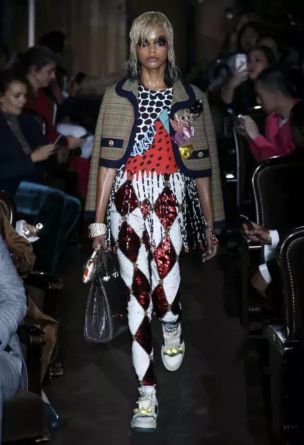 戚薇霸气走秀,唐嫣戚薇机场街拍大全