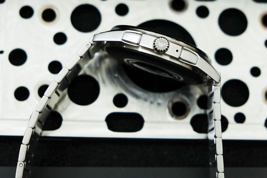 何必花钱买AppleWatch,阿玛尼智能触屏腕表难道不出色?