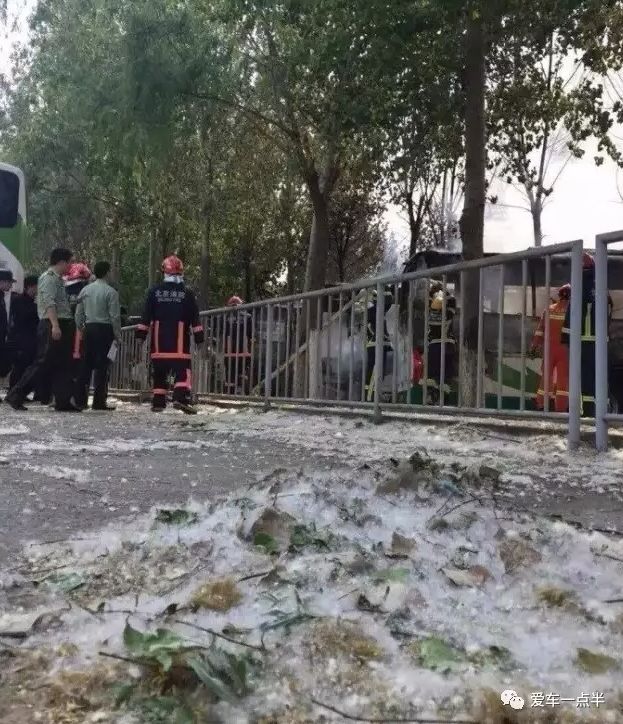 北京蟹岛烧毁上百辆车，只因一位司机脑洞大开？