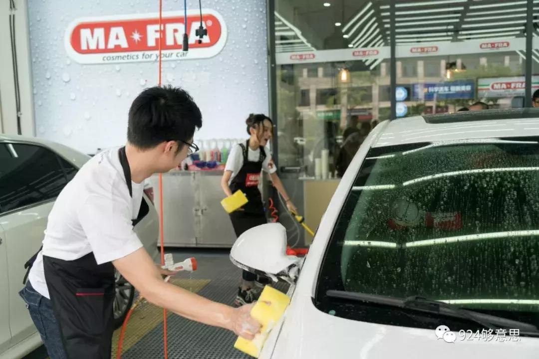 看到BoBoYoyo这样洗车和换机油，小肥肥瞬间凌乱了……