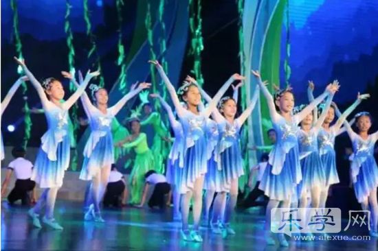 中小学生共庆国庆节舞蹈,小学师生载歌载舞礼赞新中国