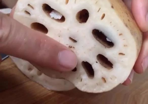莲藕孔又脏又难清洗?水里加2样东西,泡3分钟就干净了,涨知识了