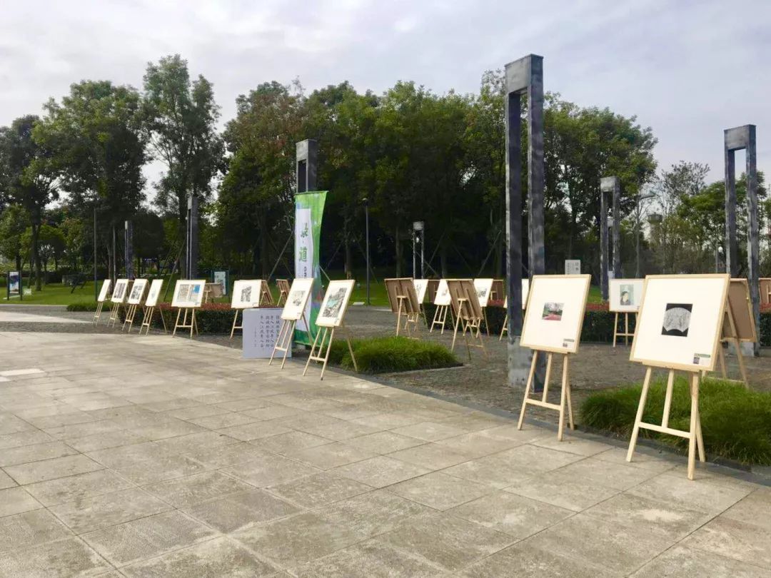 绿·道——天府绿道采风写生作品展巡展亮相锦城湖，小朋友们写生忙