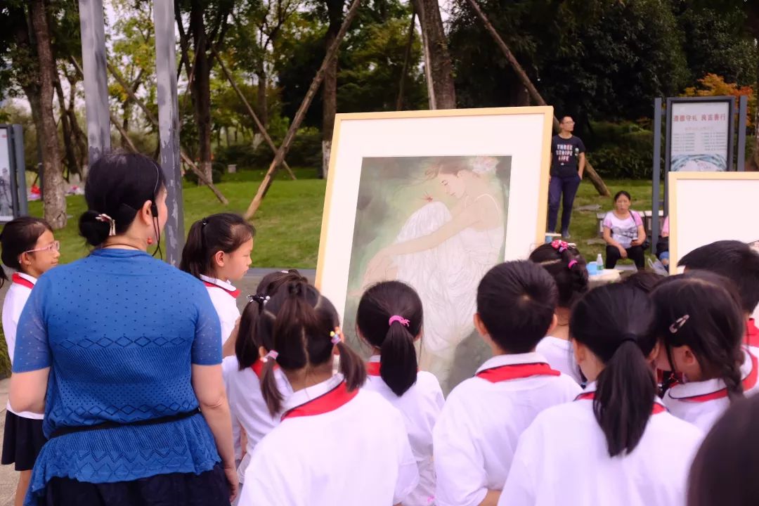 绿·道——天府绿道采风写生作品展巡展亮相锦城湖，小朋友们写生忙