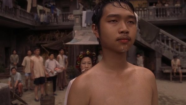 他们被称为“广州三怪杰”，同演《少林足球》，只有他一人红了