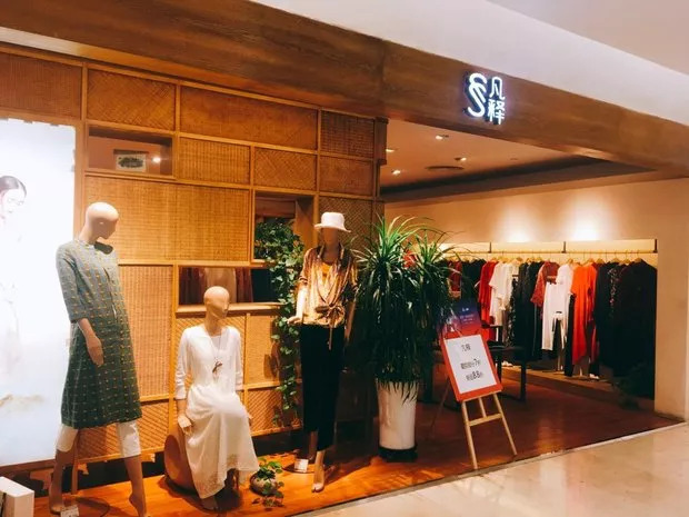 曲江银泰求救！大门即将被挤破！