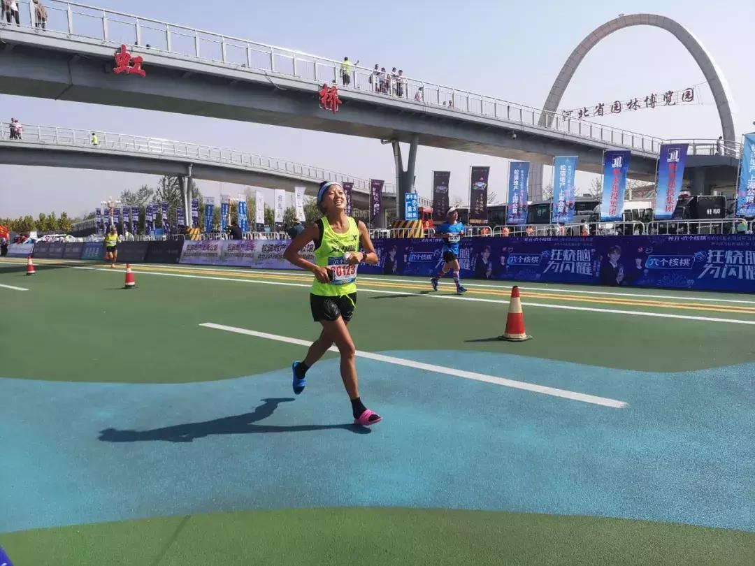 穿拖鞋跑马拉松,马拉松穿拖鞋