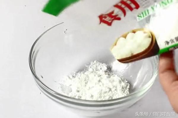 白醋洗衣粉泡发黄的衣服,衣服发黄难清洗只需撒点它