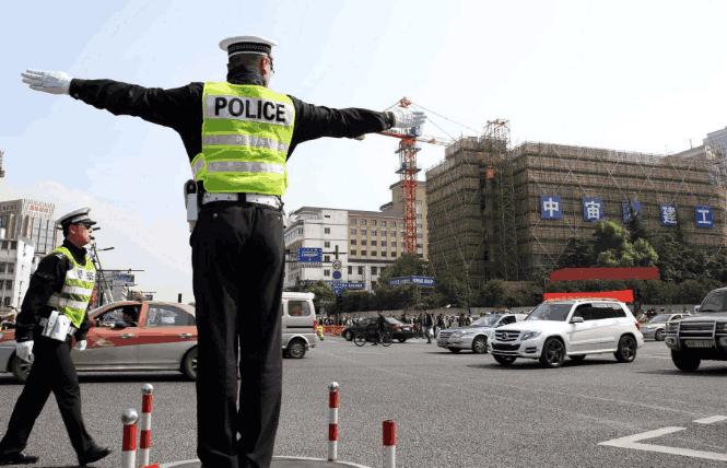 上海这辆劳斯莱斯堪称车界扛把子，交警看了也绕道：这车牌惹不起