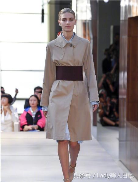 国际大牌都喜欢裤头前挂丝巾,衣服比较单调的时候增加灵气