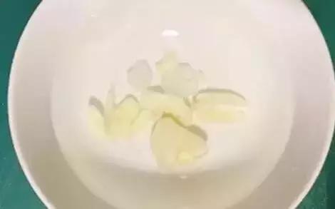 喝了一碗蒸大蒜水,喝了蒸蒜水恶心