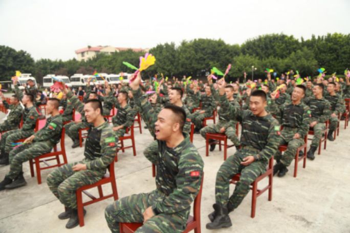 军旗为证，战友为媒：你嫁给爱情的样子，真美！