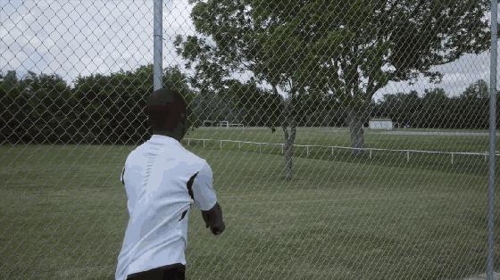 抛高发球怎么才可以抛正,抛球的发球方式