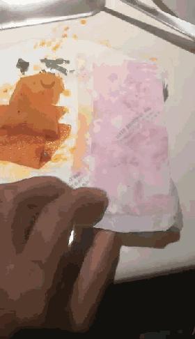 海底捞吃出疑似卫生巾护垫，女子索赔百万？！