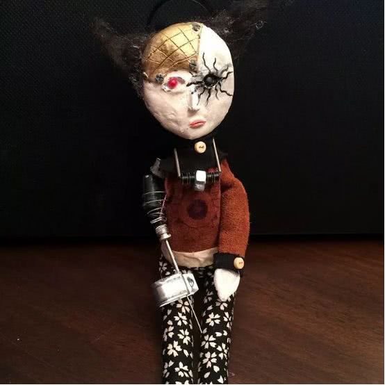 孩子用盒子建造废弃城市在家里,12岁男孩自己捡破烂