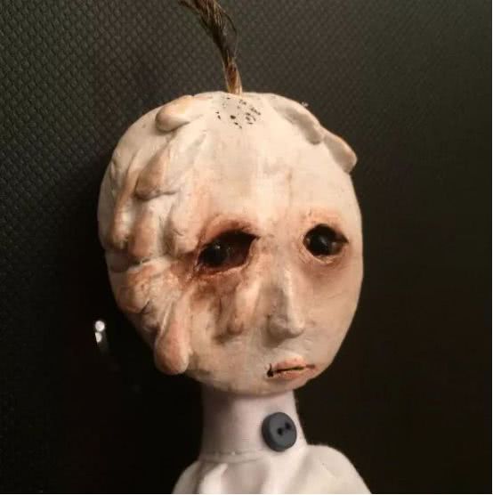 孩子用盒子建造废弃城市在家里,12岁男孩自己捡破烂