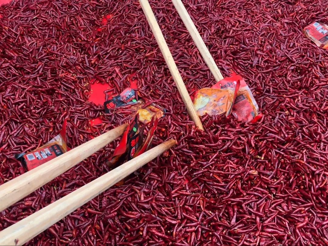 去外地旅游半路堵人,出去游玩堵在高速上怎么办