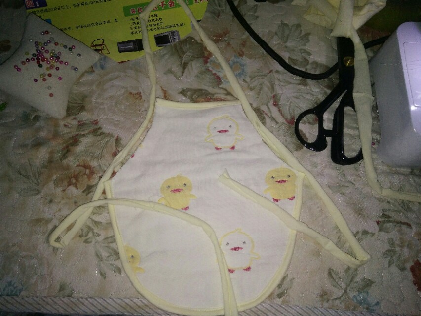 婴儿肚兜的裁剪做法,一针一线纯手工绣花肚兜