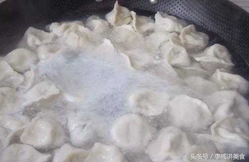 煮饺子破皮粘锅,饺子怎么煮不容易破皮