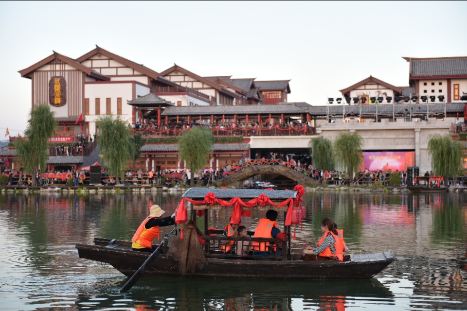 国庆节水下演出,2020红河水乡国庆水舞秀