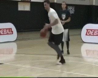 用什么动作可以晃飞防守人,很实用的一招可以晃开防守者