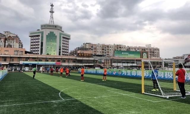 鍥藉鐩蹭汉瓒崇悆闃熸浠插織鐓х墖,缁胯尩鍦轰笂瓒崇悆杩愬姩鍛樼殑鏁呬簨