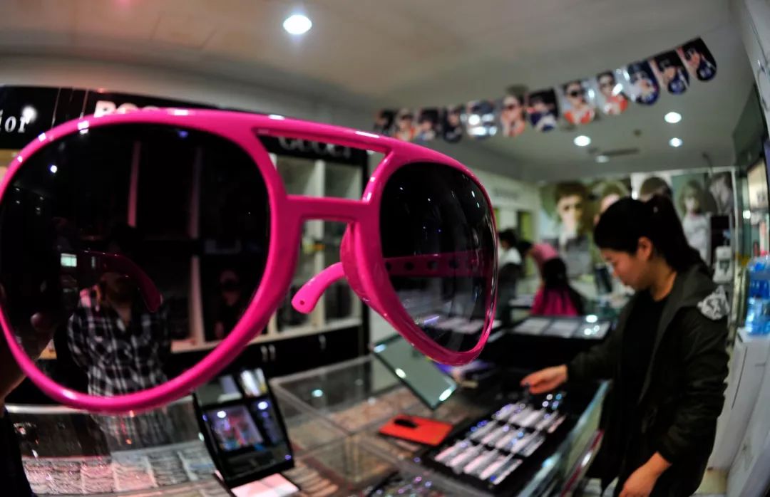 戴上眼镜也看不清东西,戴上眼镜也看不清这模糊的世界