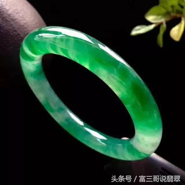 几十元低价翡翠是真是假,卖假翡翠的人收高价格能怎么处理