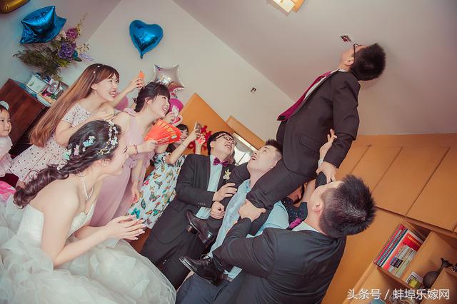结婚接亲伴郎伴娘游戏搞笑名场面,接亲整蛊新郎的游戏是怎么玩的啊