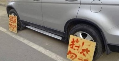 汽车轮毂上出现黑色粉末怎么回事,汽车轮毂出现花纹怎么办