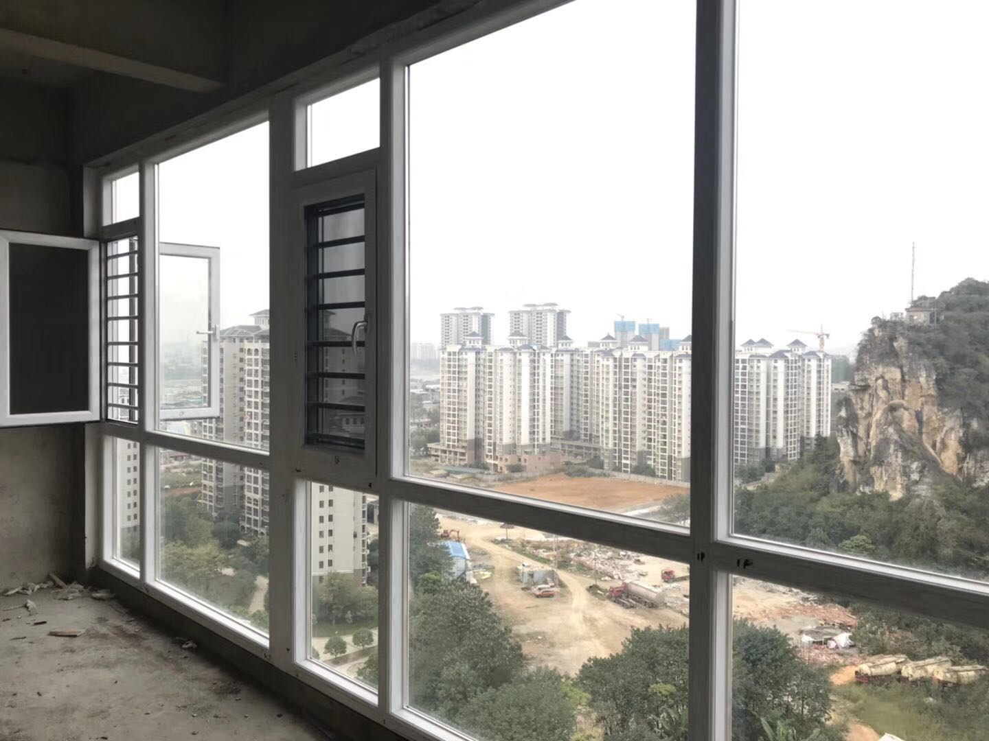 铝合金门窗锁怎么安装,铝合金阳光房框架安装流程视频