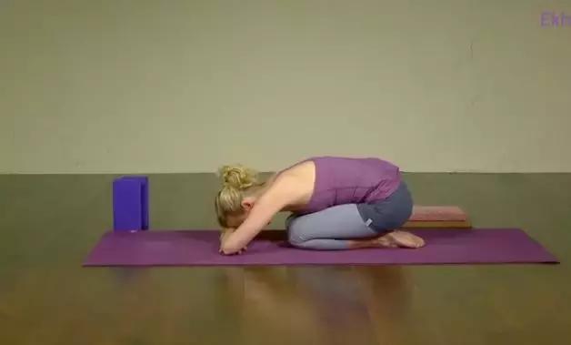 瑜伽跪变躺正确姿势,瑜伽跪球训练
