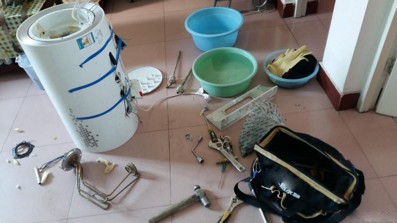 热水器内胆漏水还能用吗危险吗,热水器内胆漏水可以焊接吗