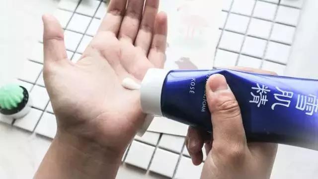 雪肌精护肤有依赖么,雪肌精酒精味很重对皮肤好吗