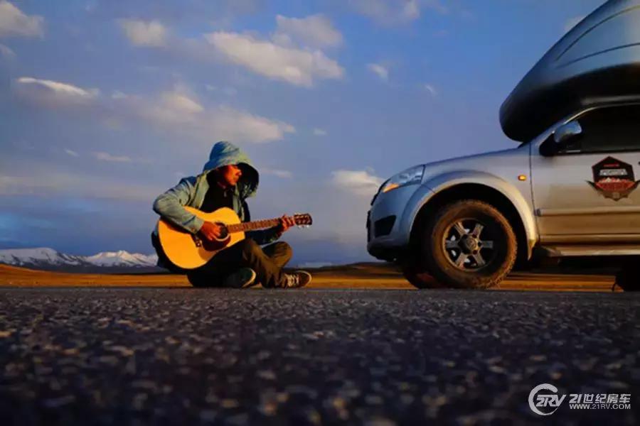 一把吉他一台车,一把吉他露营