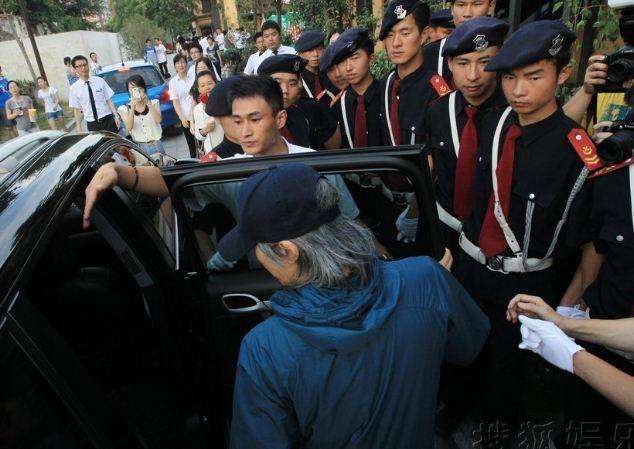 周星驰成名前辛酸经历,周星驰成名前的心酸历程