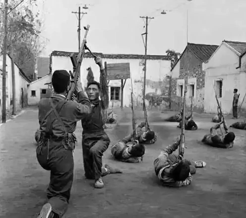 用步枪打下飞机纪实片,现实中用步枪打下来的飞机