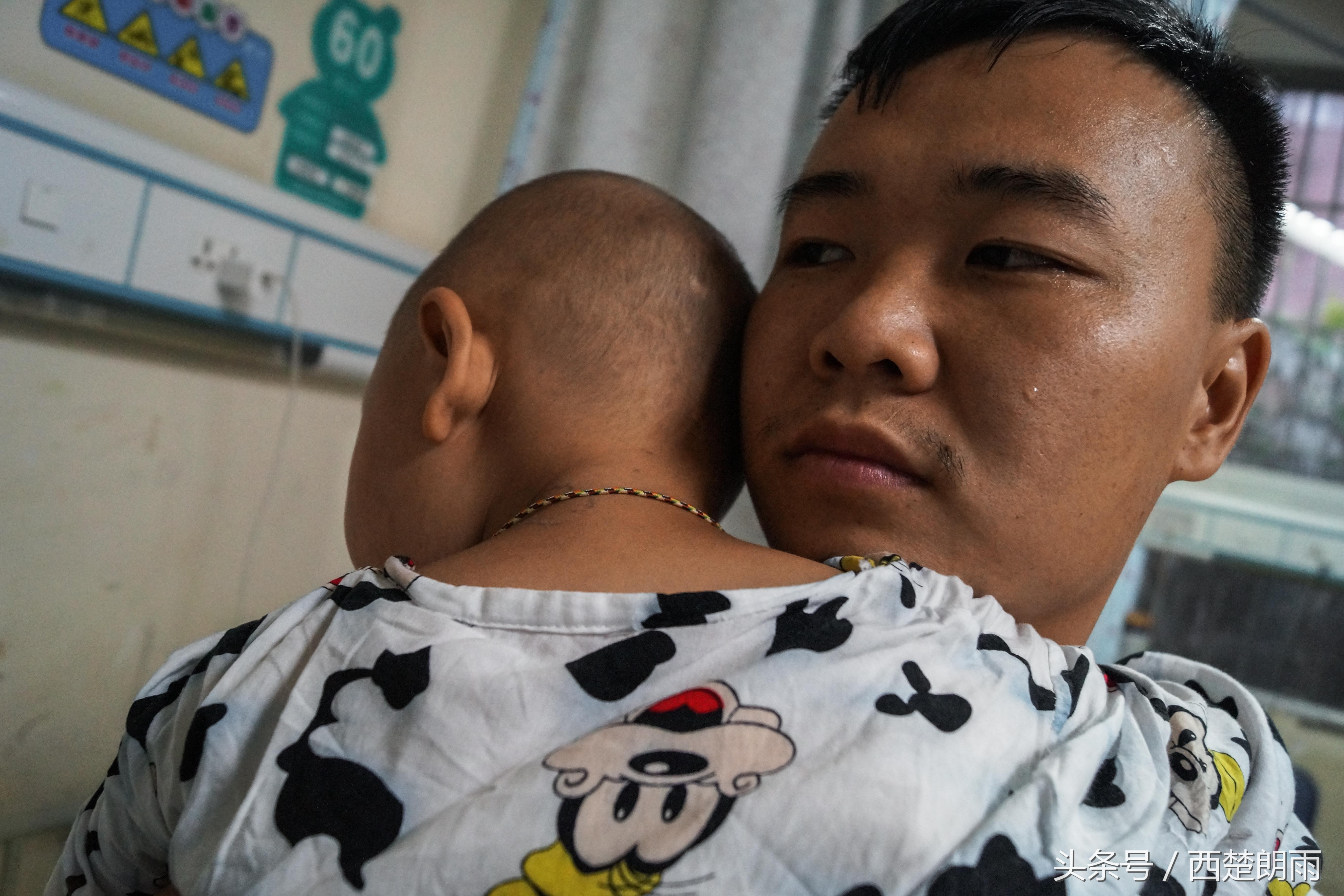 单亲妈妈带重病女儿求医,单亲妈妈带重病女儿艰难求医